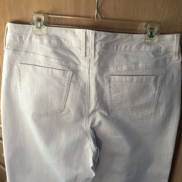 Gloria Vanderbilt white capri jeans - Picture 5 of 5